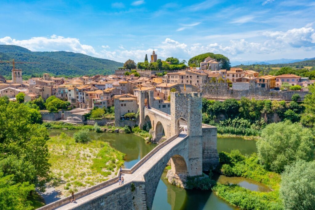 Pont médiéval dans la ville espagnole de Besalu (Catalogne)