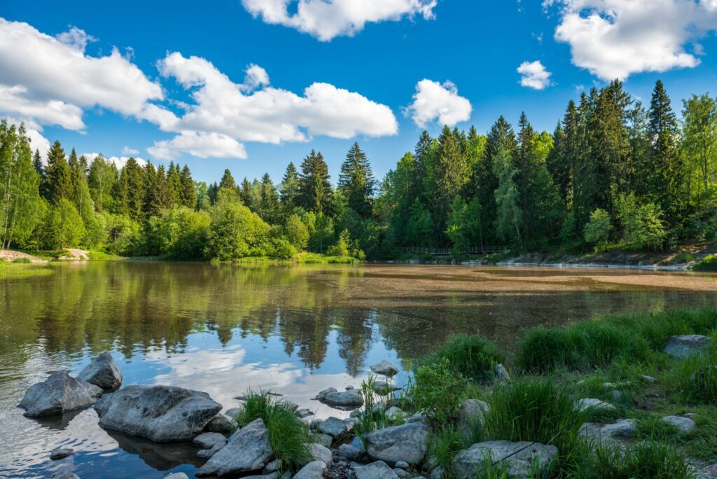 se baigner dans un lac en Finlande