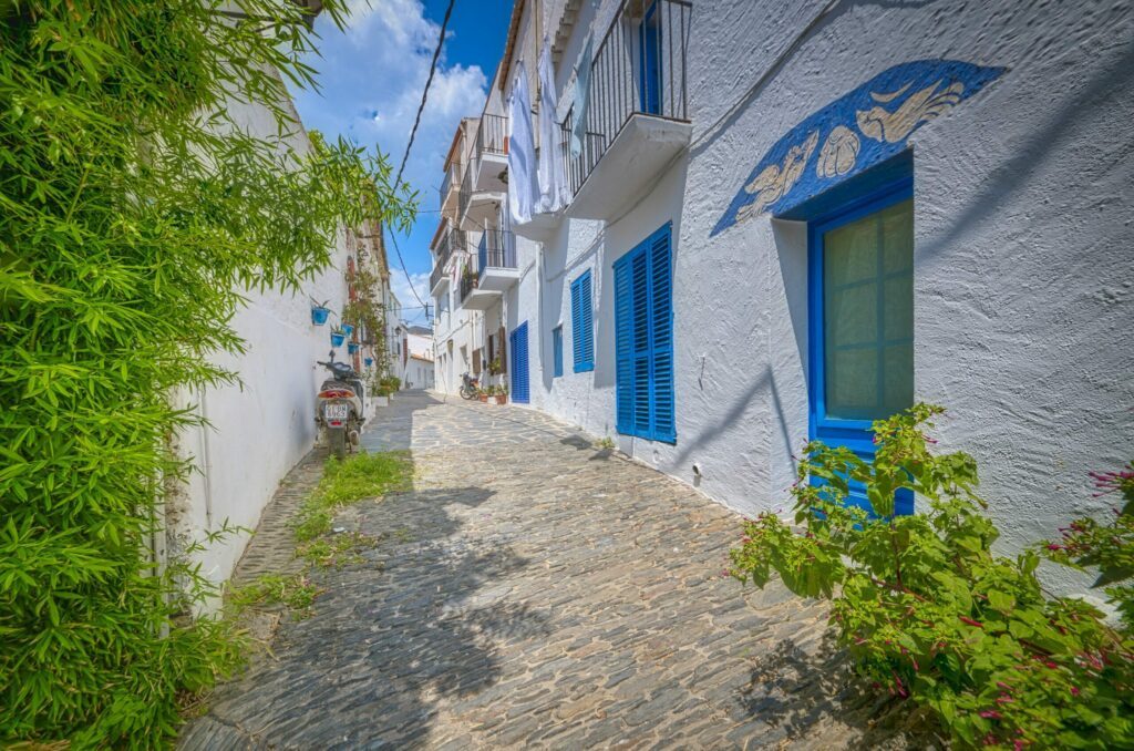 Une jolie ruelle de Cadaqués