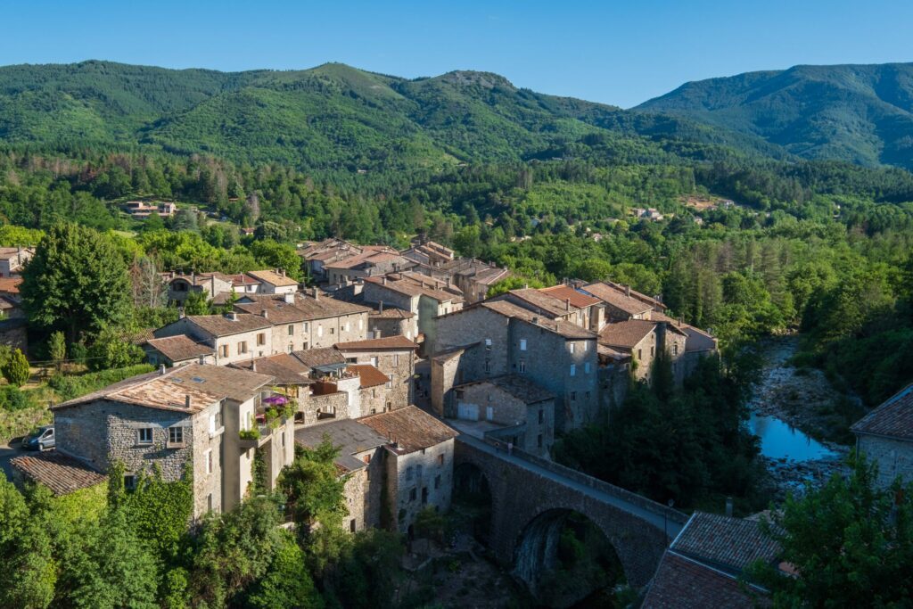 village dans le parc des monts d'Ardèche