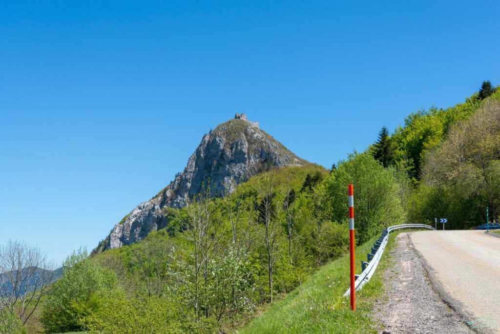 Vue sur le château de Montsegur depuis la route à moto en France