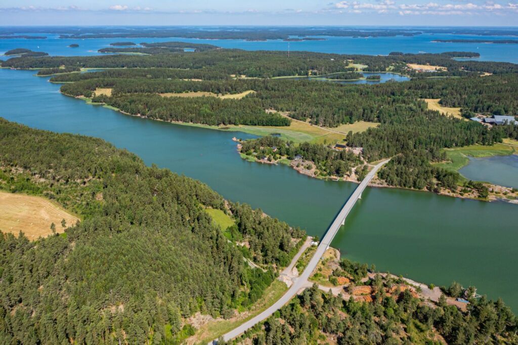 La route traverse les îles de l'archipel de Turku