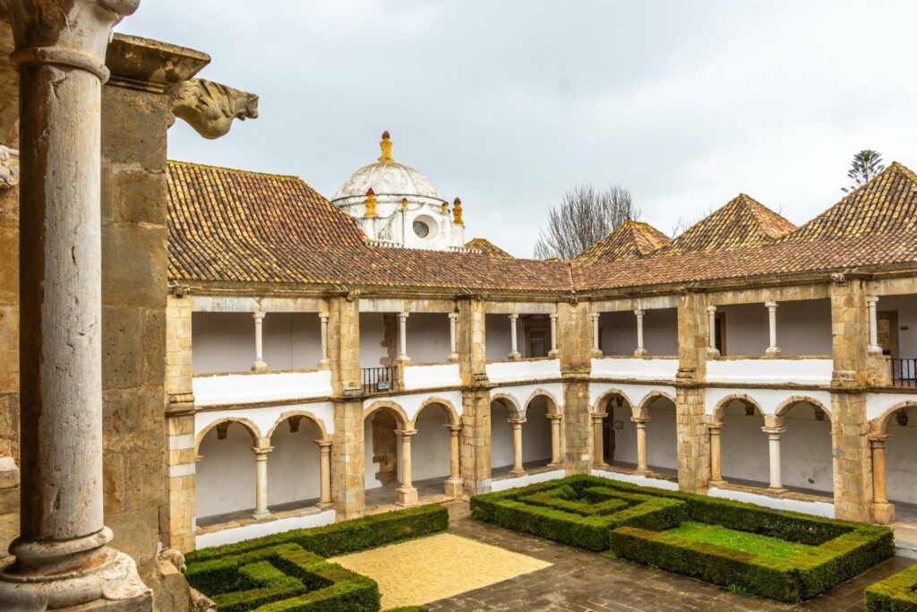 Le cloître du Musée Municipal de Faro, Algarve, Portugal