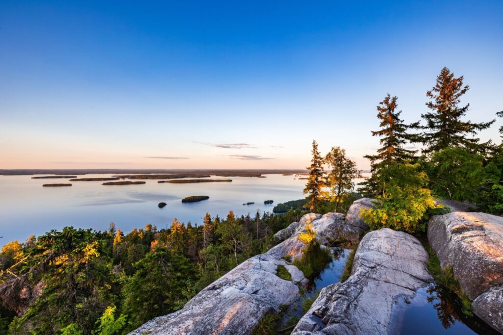 Magnifique paysage d'été lors d'une rando dans le Parc national de Koli en Finlande