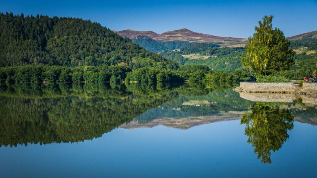 lac Chambon à faire dans le parc national des Volcans d'Auvergne