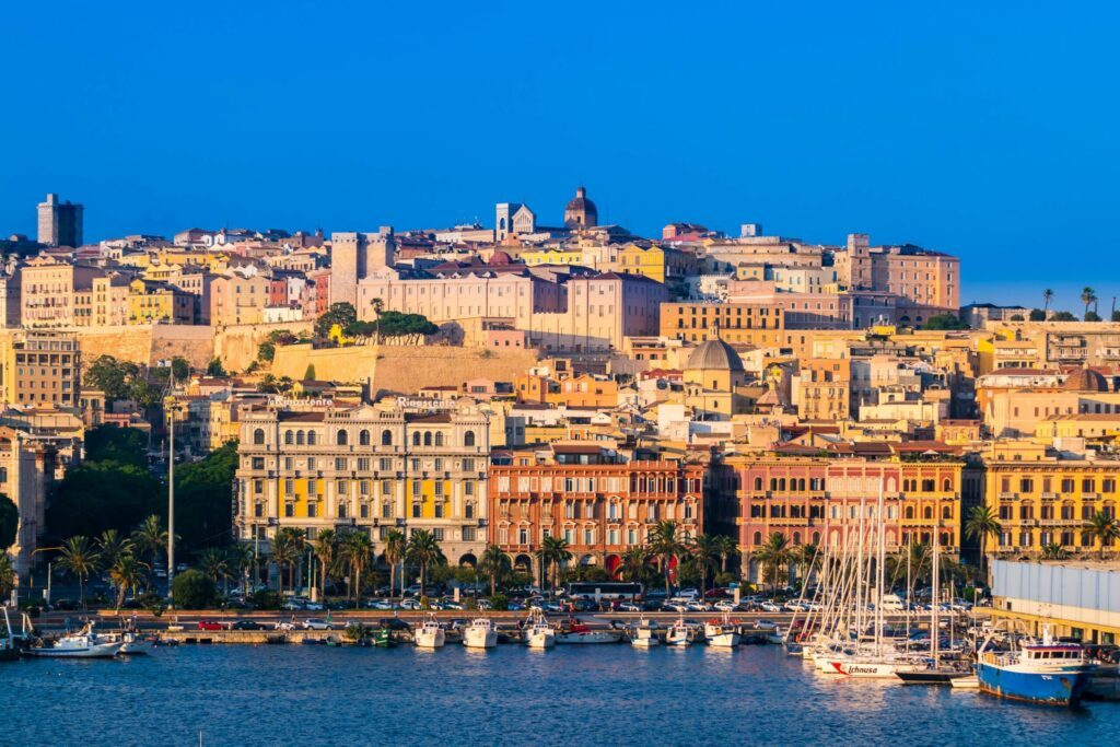 Arrivée dans Cagliari, en Sardaigne