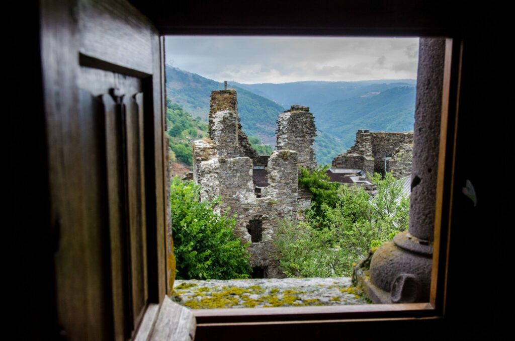 Le château de Valon dans l'Aubrac