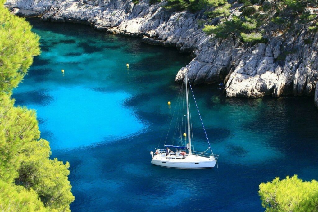 calanque et bateau