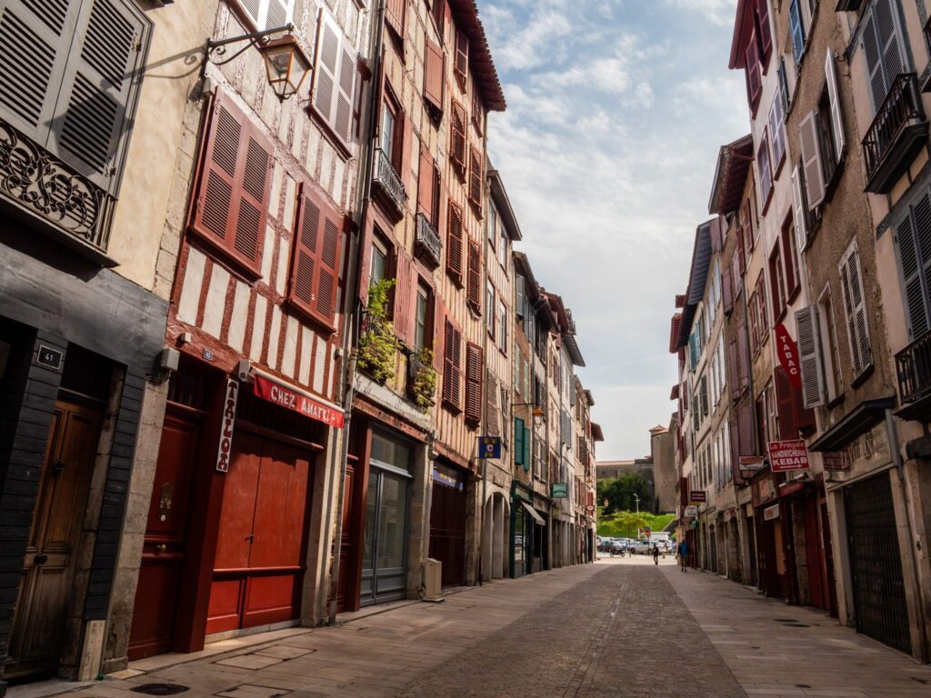 Une rue du centre-ville de Bayonne