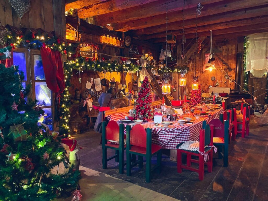 Hameau du Père Noel - salle a manger des lutins