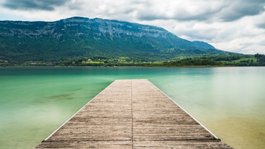 Les très belles couleurs du lac d'Aiguebelette en Savoie