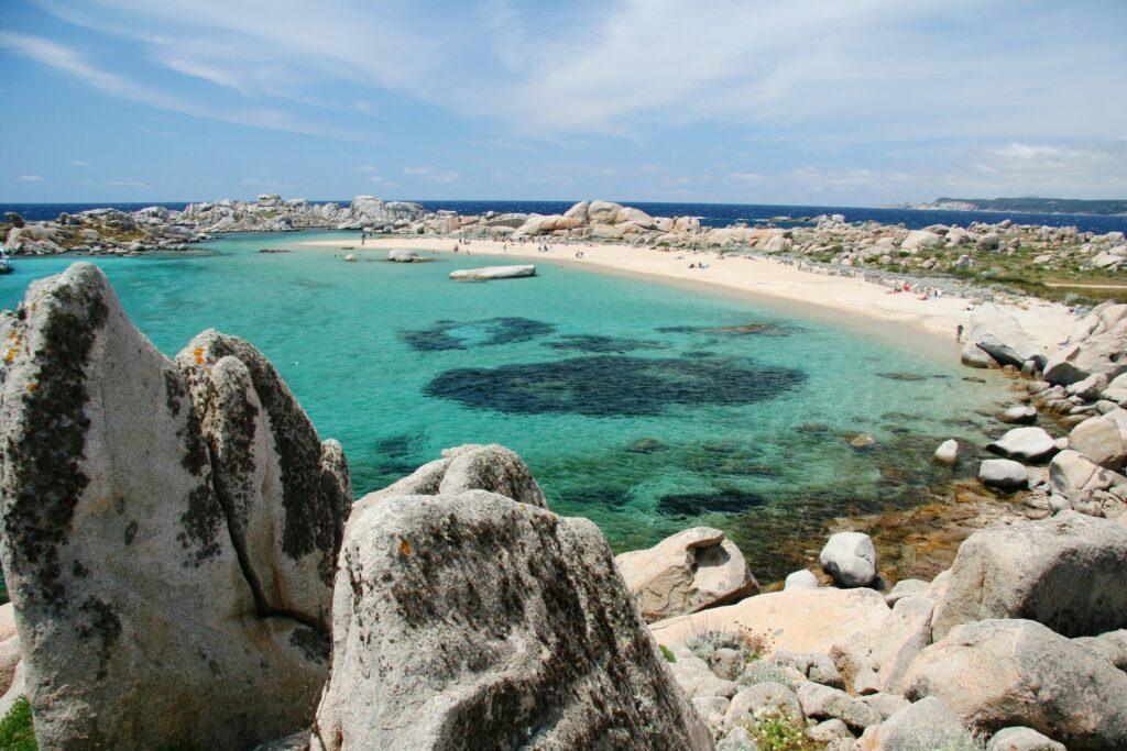 Se baigner dans une crique aux îles Lavezzi