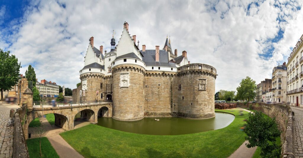 Le jeu de piste démarre non loin du château des ducs de BretagneThe Château des ducs de Bretagne (Castle of the Dukes of Brittany) a large castle located in the city of Nantes, France