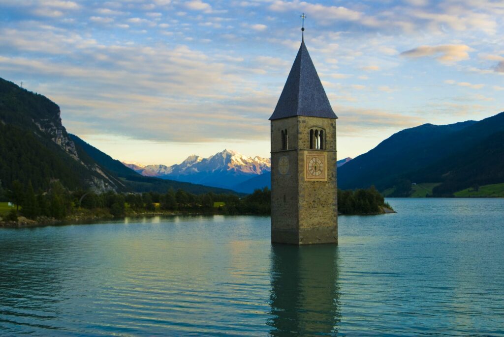 Le lac de Resia et son étonnante église engloutie