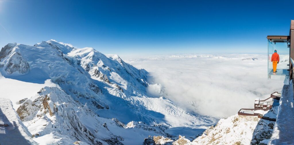 Vue panoramique sur le Mont Blanc depuis la terrasse d'observation de l'Aiguille du Midi