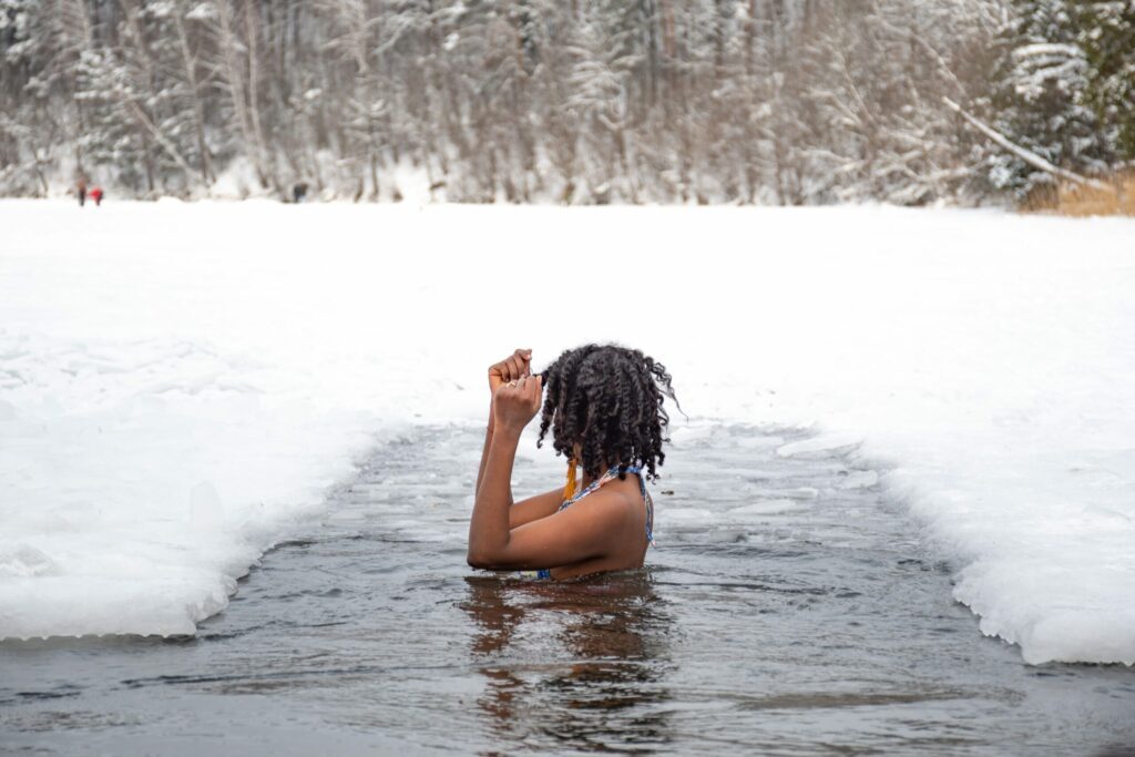 Faire du yoga dans un lac glacé