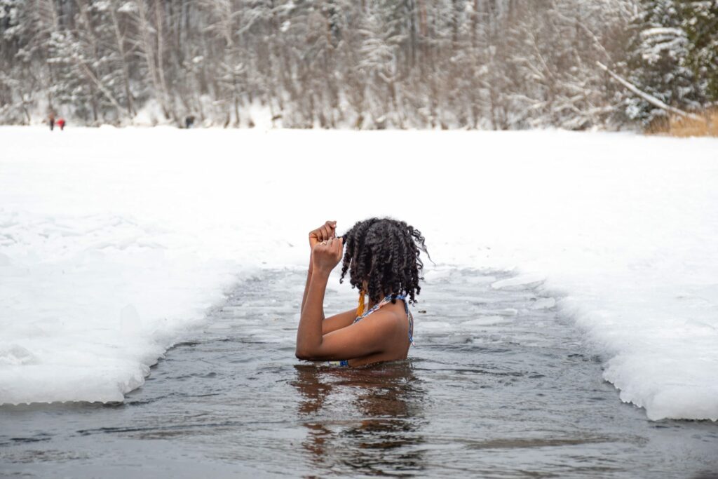 Faire du yoga dans un lac glacé