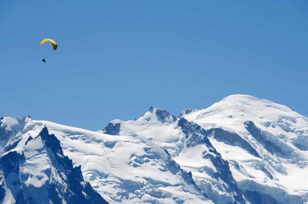 Parapente à la montagne en hiver