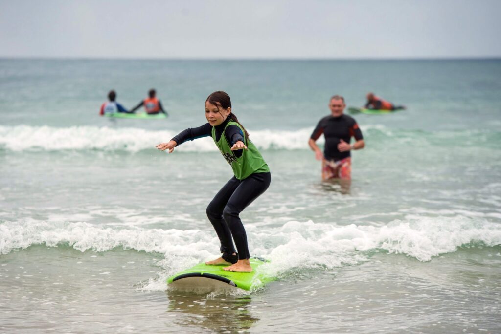 S'initier au surf dans les Landes en vacances avec des ados en France