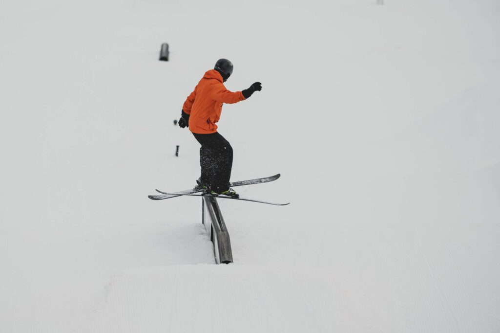 Skier sur des rampes avec le Slopestyle