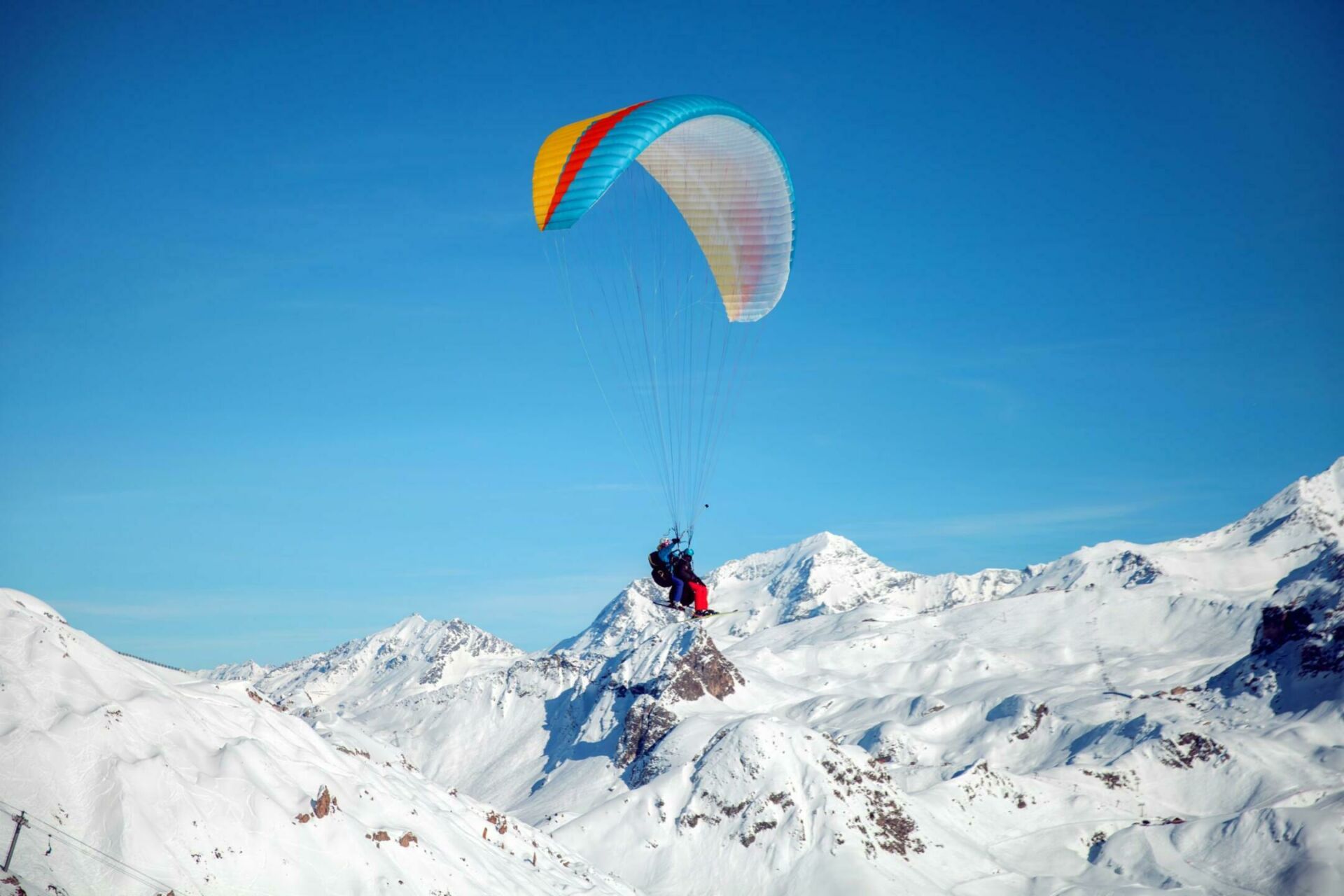 Tenter le parapente dans les activités de montagne en hiver