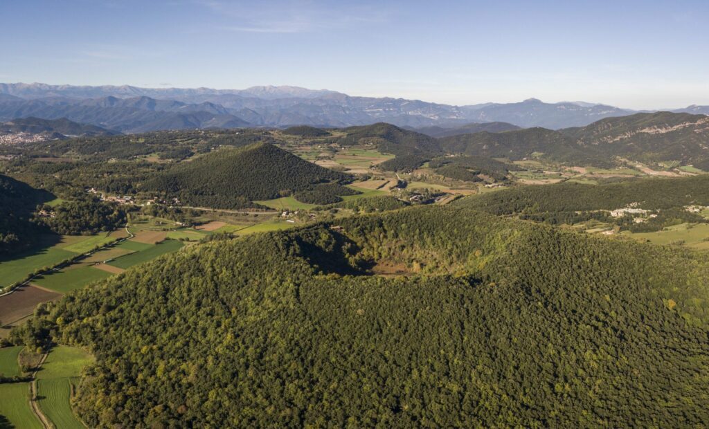Vue aérienne de la zone volcanique de Garrotxa Natural Park and Santa Margarida Volcano in the foreground