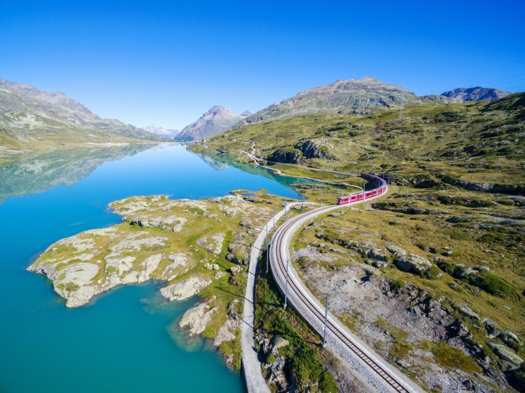 Le Bernina express à travers les paysages suisses