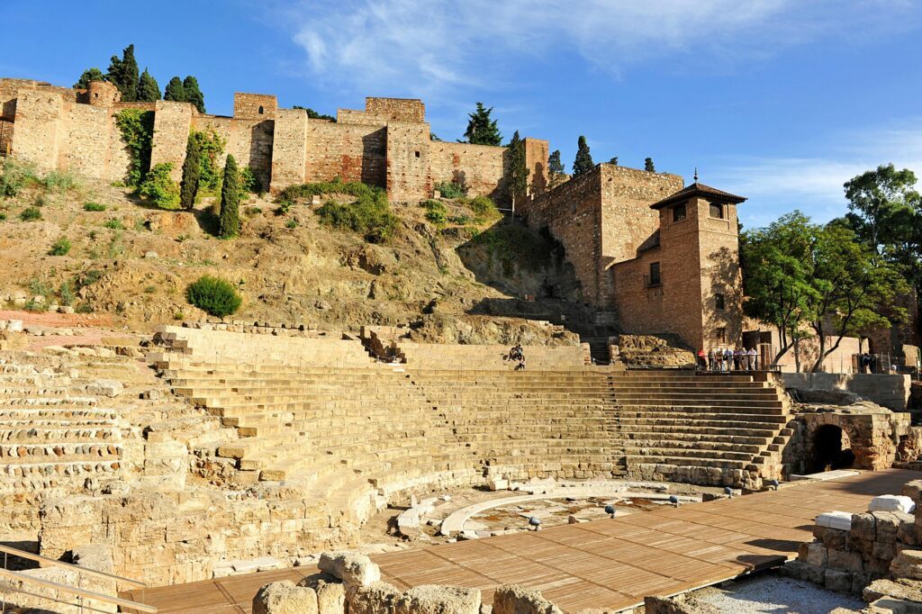 Les ruines du théâtre romain sous l'Alcazaba