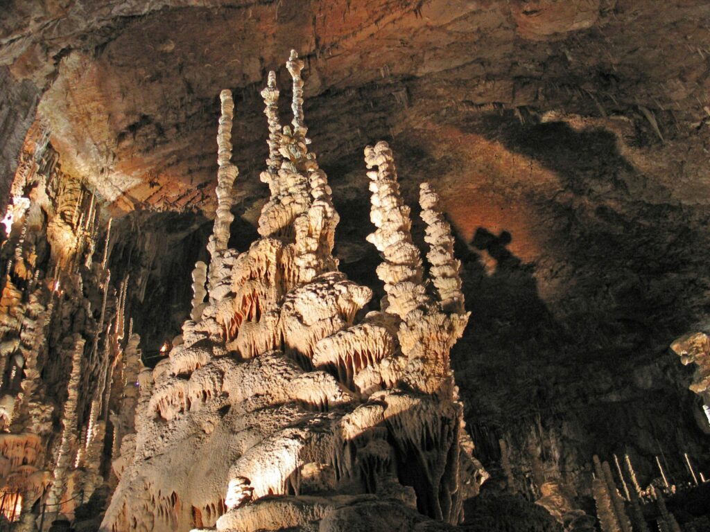 Les stalagmites de l'Aven Armand à faire en Lozère