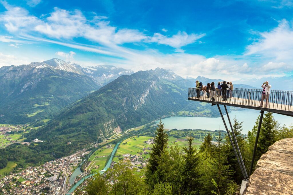 Panorama sur Interlaken et les Alpes suisses