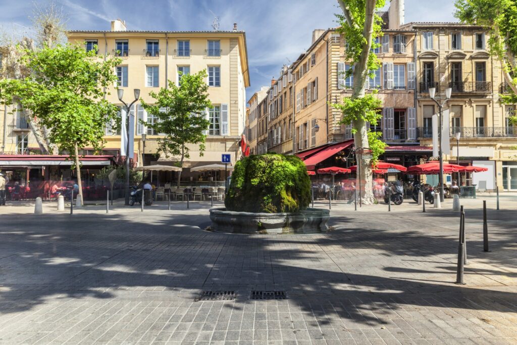 Une partie du Cours Mirabeau à Aix-en-Provence