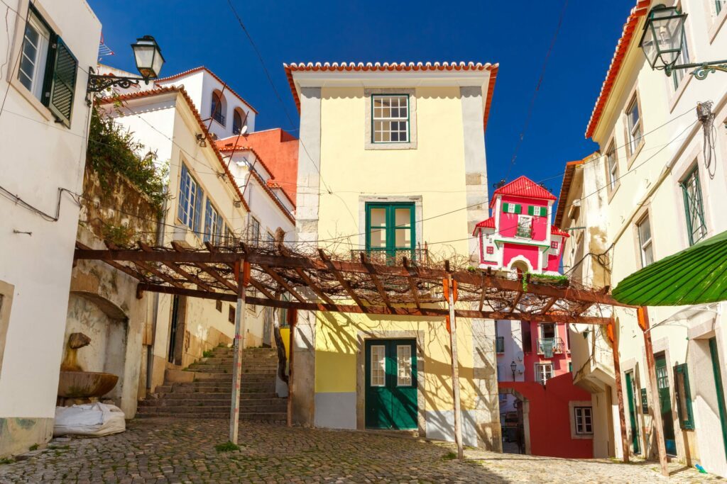 une rue typique de l'Alfama à faire à Lisbonne