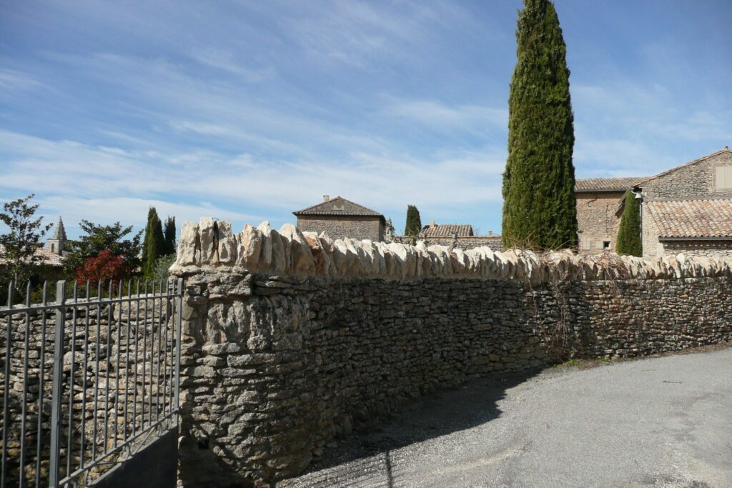 Les murs typiques du village de Cabrières d'Avignon
