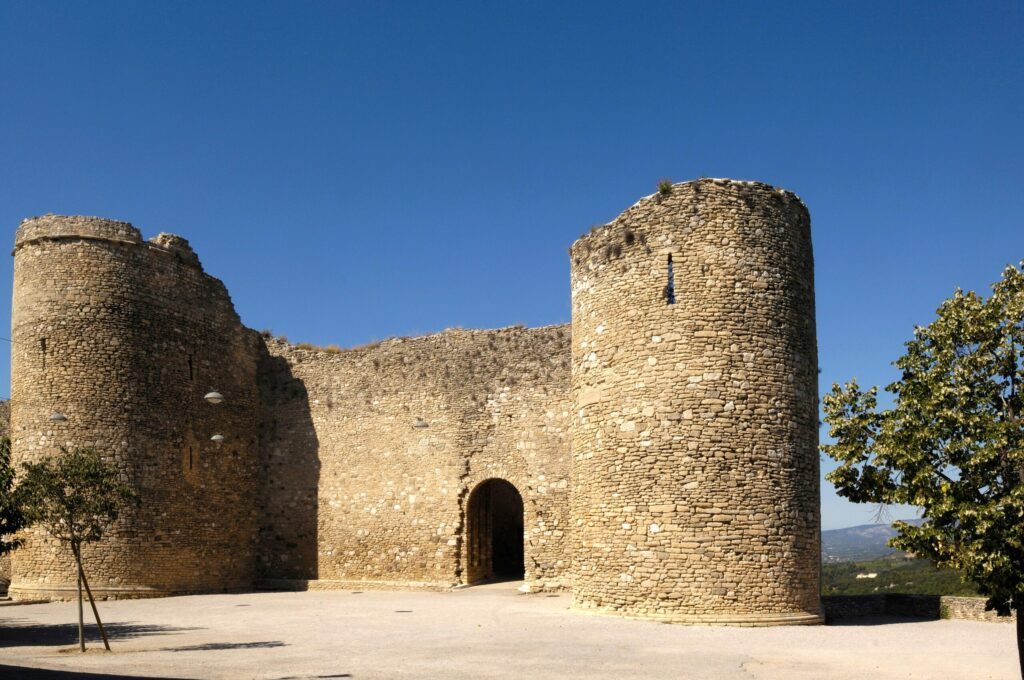 Le château de Venasque en Provence