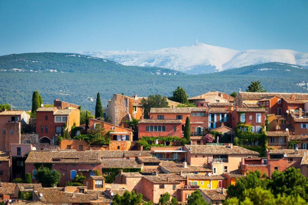 Le village Roussillon avec le Mont Ventoux en arrière-plan