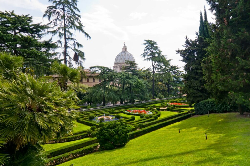 Les jardins du Vatican avec vue sur la Basilique Saint-Pierre
