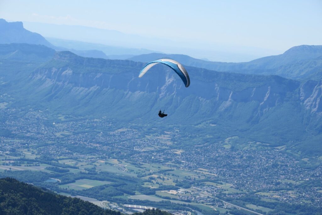 Parapente au dessus de la vallée du Grésivaudan, proche de Grenoble