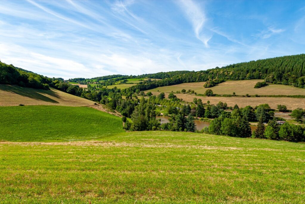 Rando et paysages des Monts du Lyonnais près du village de Yzeron
