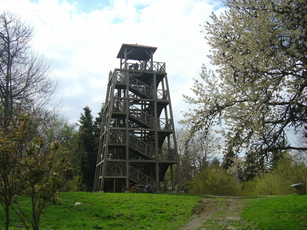 La tour au sommet du Mont Saint-Rigaud dans les randonnées autour de Lyon