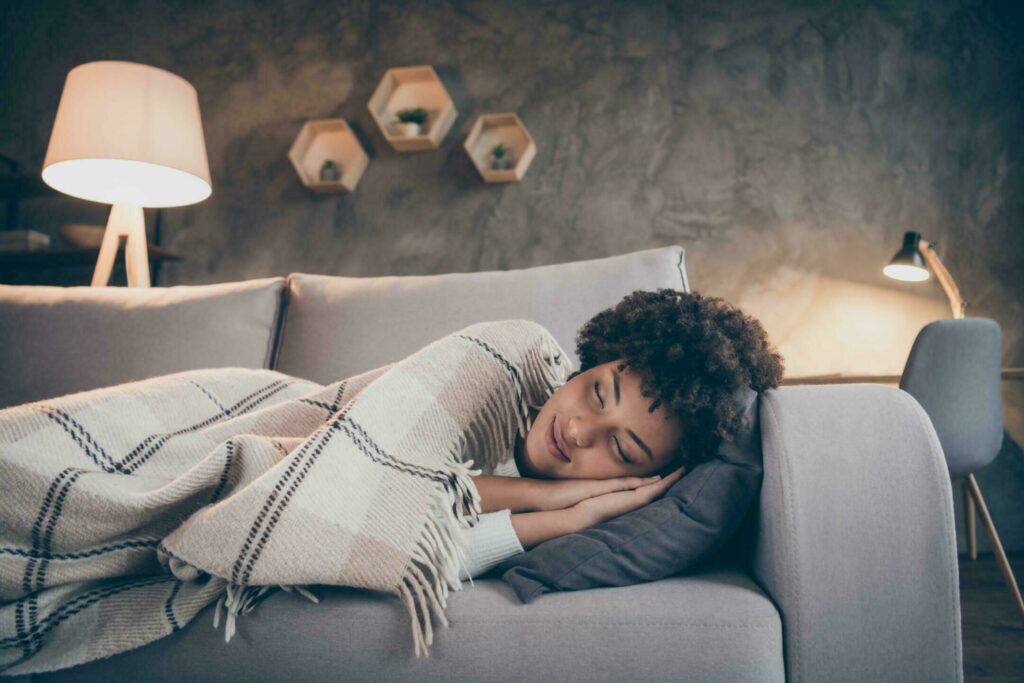 Dormir sur le canapé de votre hôte parmi les alternatives à Airbnb