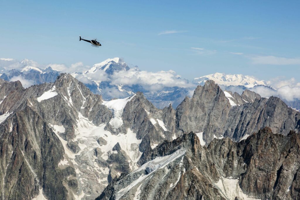 Faire un tour d'hélicoptère dans les Alpes activités à sensations fortes