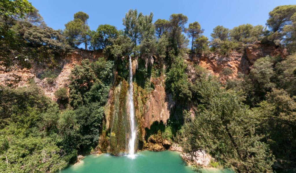 Wodospad Sillans-la-Cascade i jego laguna