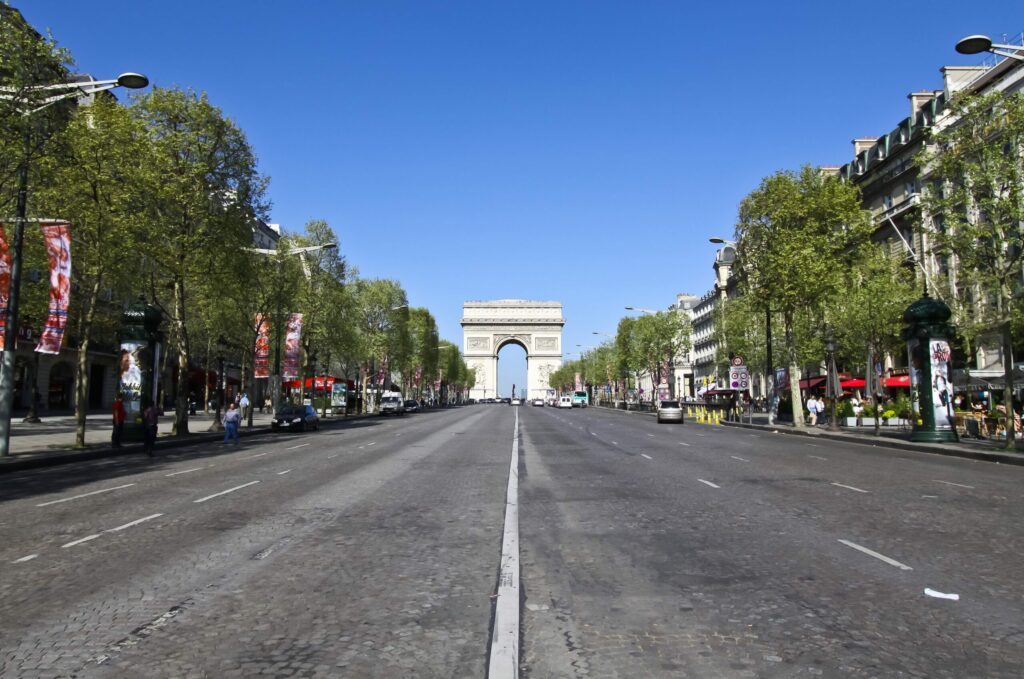 Les Champs-Elysées et l'Arc de Triomphe