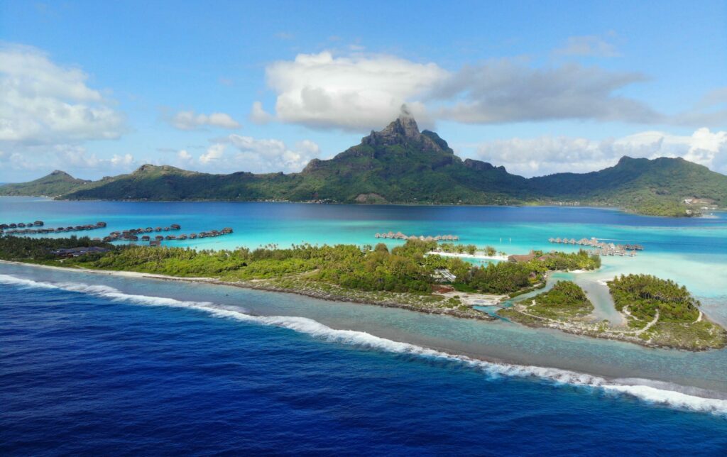 Bora-Bora et le Mont Otemanu au loin