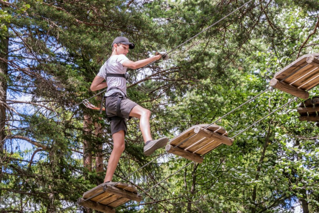 Faire de l'accrobranche dans les Alpes du Nord en été