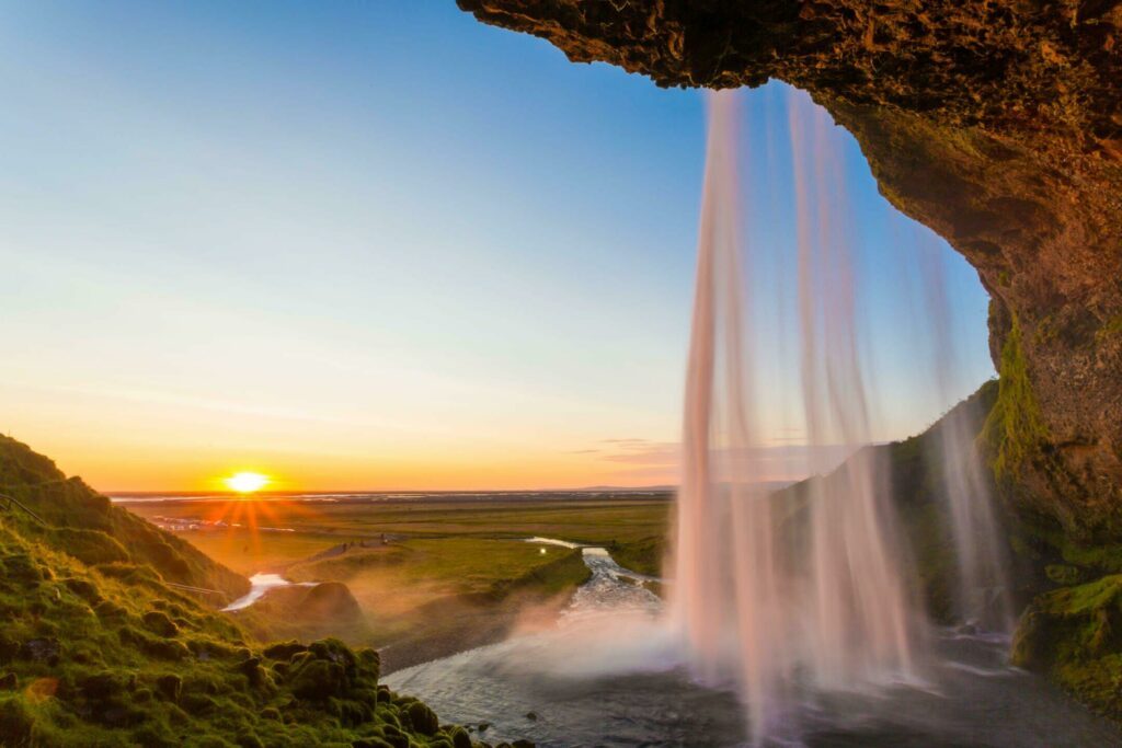 La cascade de Seljalandsfoss au crépuscule