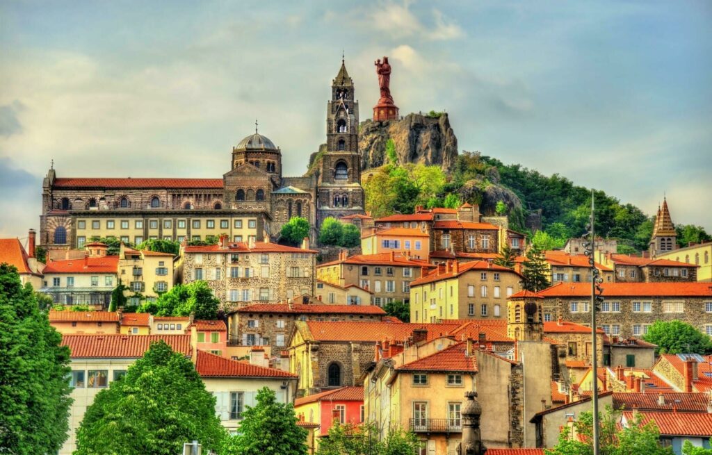 La statue de Notre-Dame de France au sommet de Puy-en-Velay