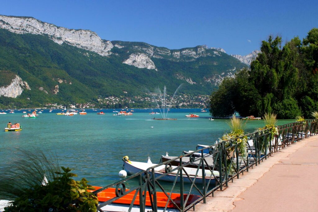 Le lac d'Annecy dans les Alpes du nord en été