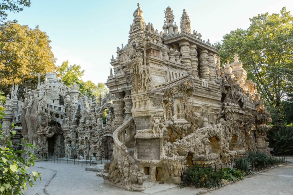 Le Palais idéal du Facteur Cheval dans les monuments en Auvergne-Rhône-Alpes