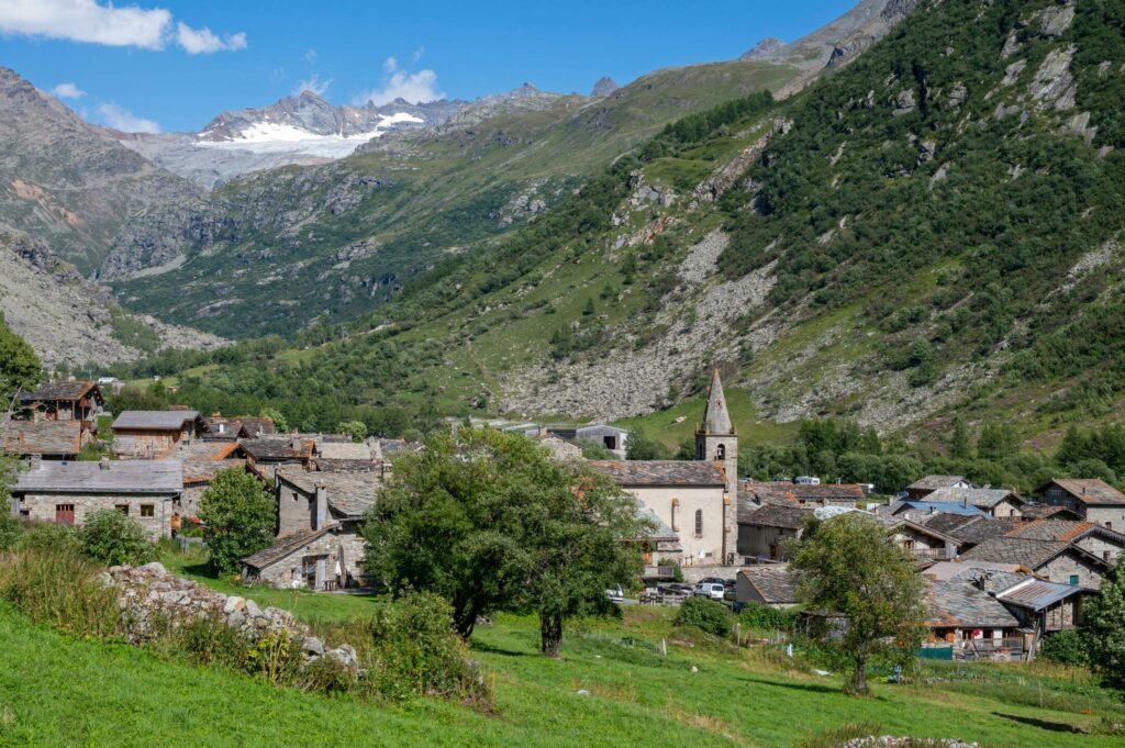 Le village de Bonneval-sur-Arc dans les Alpes du Nord en été